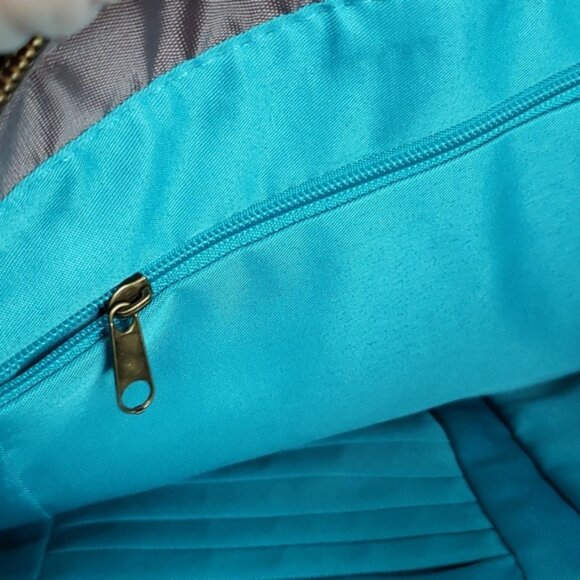 Travelon Anti-Theft Quilted Crossbody Bag - Picture 9 of 10